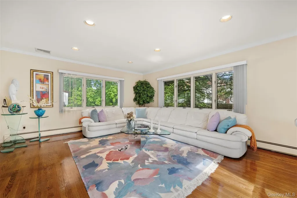 23 Parkside Drive Great Neck NY 11021