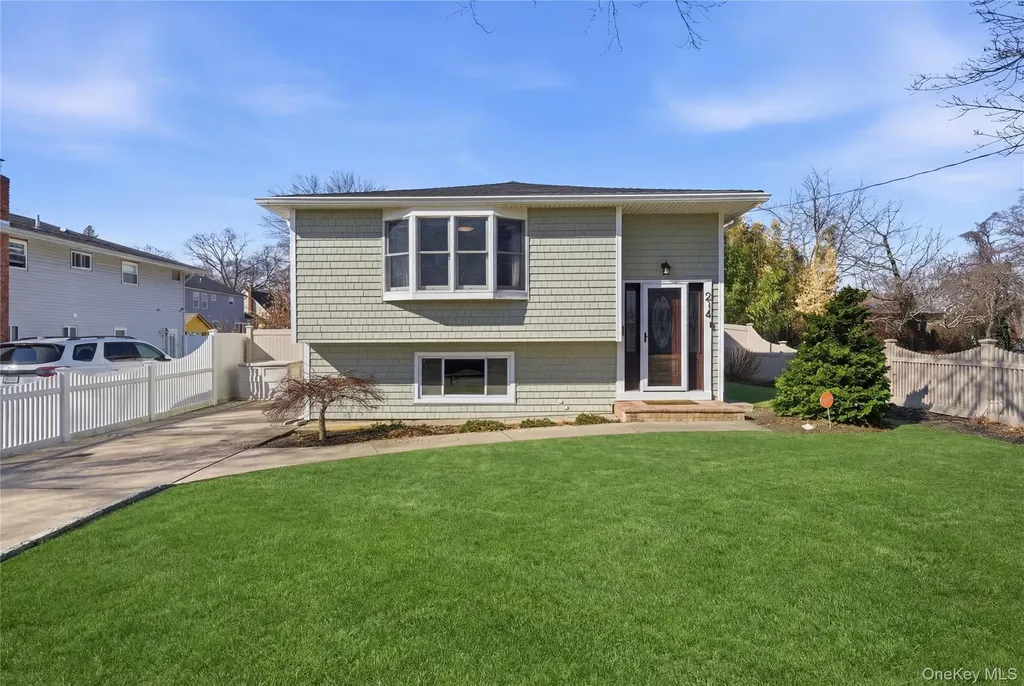 214 Ralph Avenue Babylon NY 11702