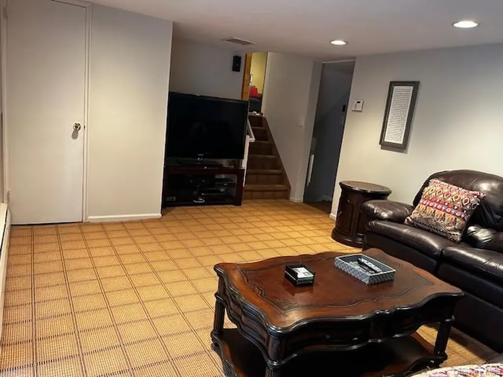 43 Maplewood Drive Plainview NY 11803