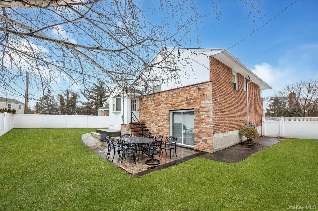 43 Maplewood Drive Plainview NY 11803