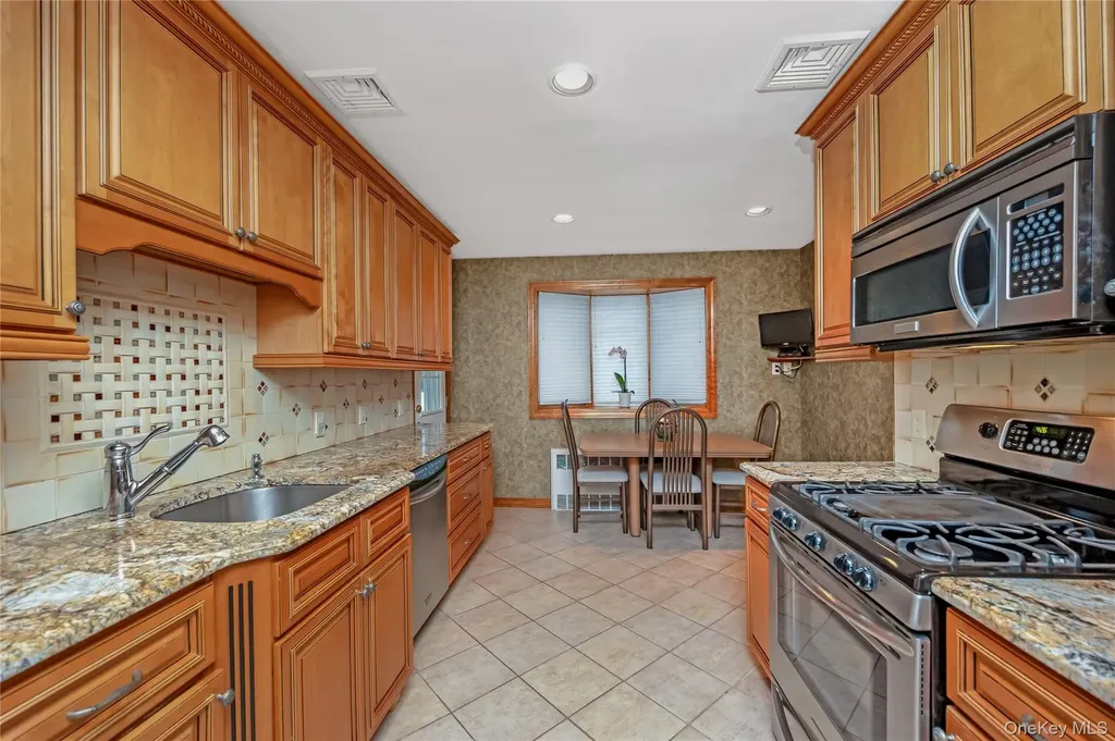 43 Maplewood Drive Plainview NY 11803