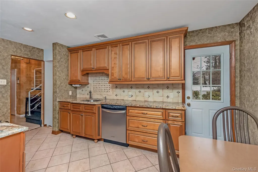43 Maplewood Drive Plainview NY 11803