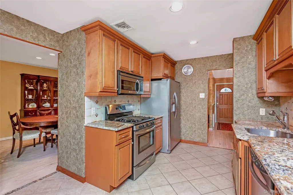 43 Maplewood Drive Plainview NY 11803