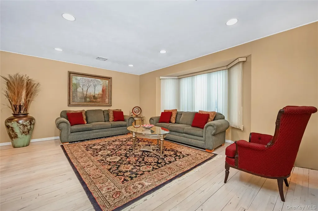 43 Maplewood Drive Plainview NY 11803