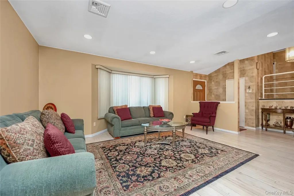 43 Maplewood Drive Plainview NY 11803