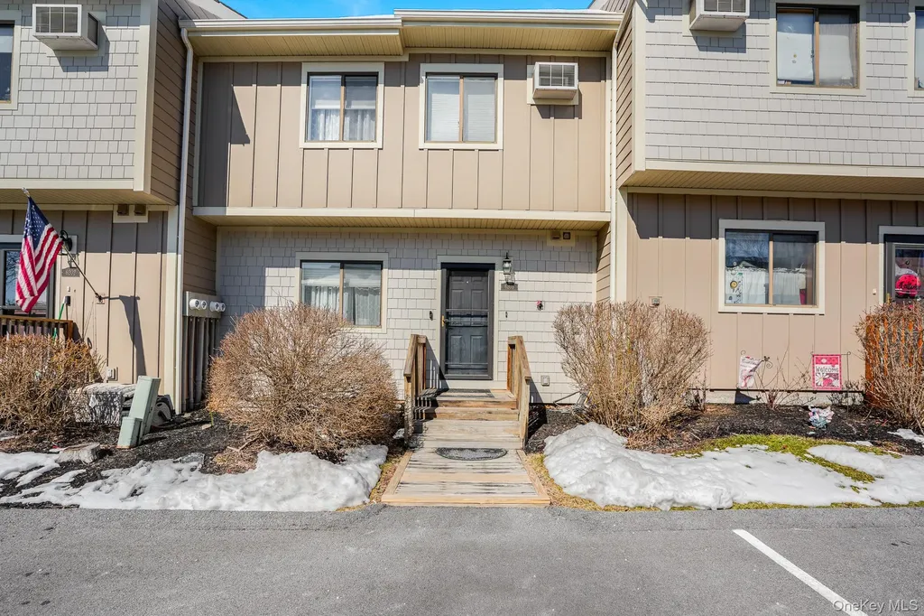 6203 Chelsea Cove N Hopewell Junction NY 12533