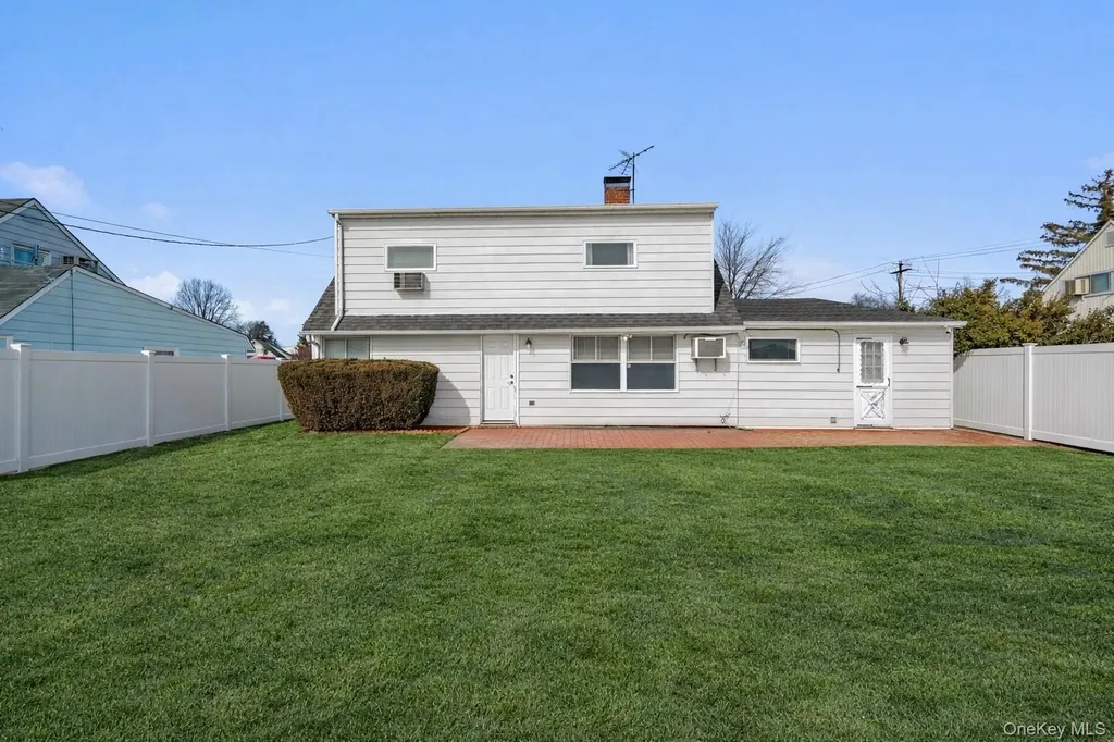 68 Summer Lane Hicksville NY 11801
