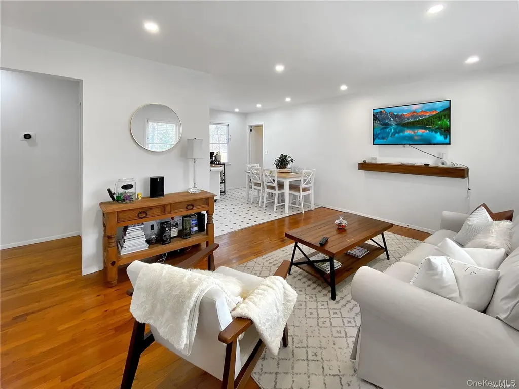 18 Old Riverhead Road Hampton Bays NY 11946