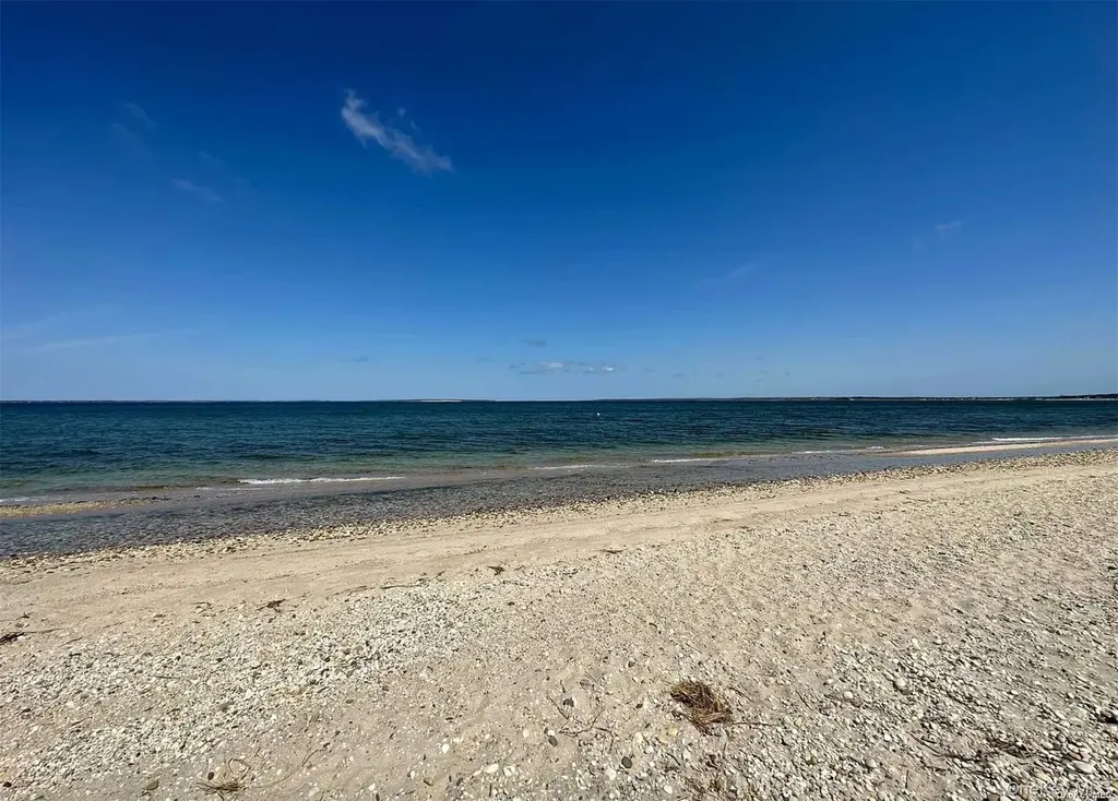 18 Old Riverhead Road Hampton Bays NY 11946