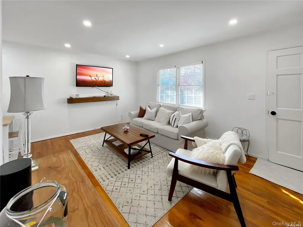 18 Old Riverhead Road Hampton Bays NY 11946