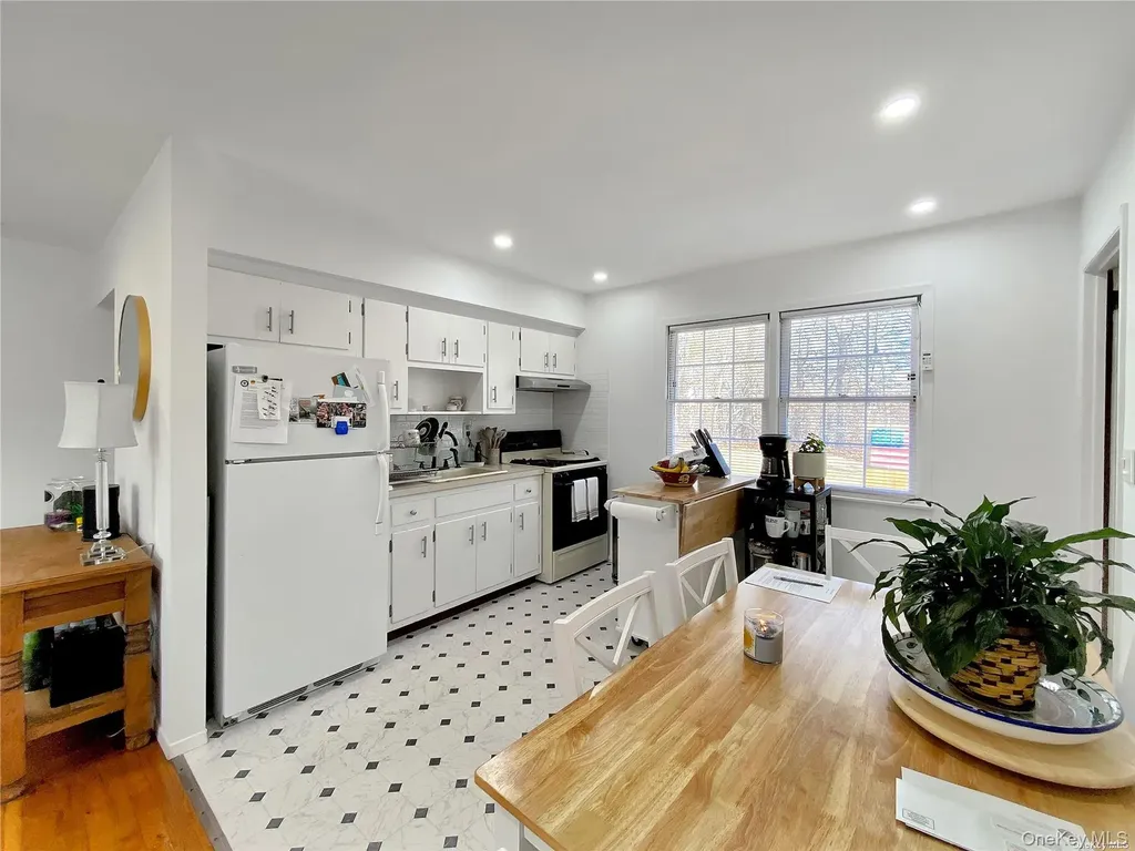 18 Old Riverhead Road Hampton Bays NY 11946