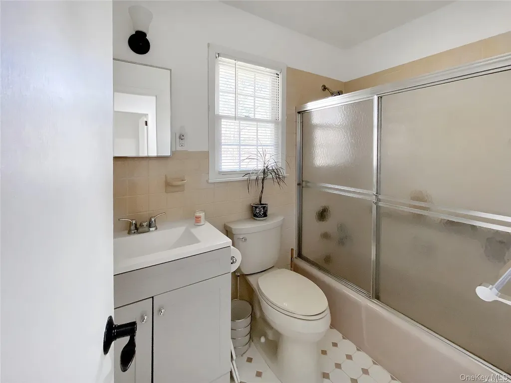 18 Old Riverhead Road Hampton Bays NY 11946