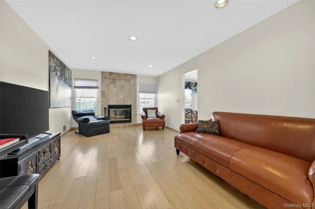 109 Glen Way Syosset NY 11791