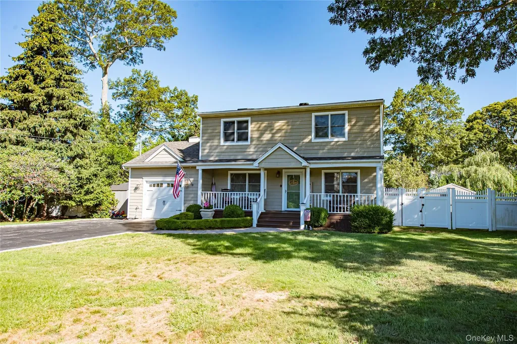 9 Donna Place East Islip NY 11730