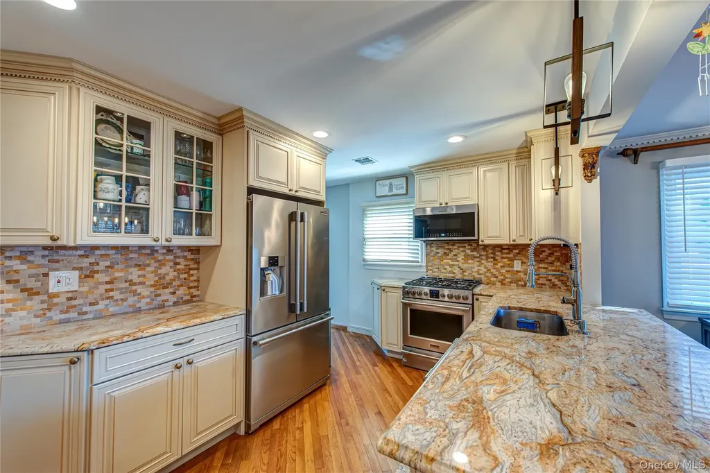 9 Donna Place East Islip NY 11730