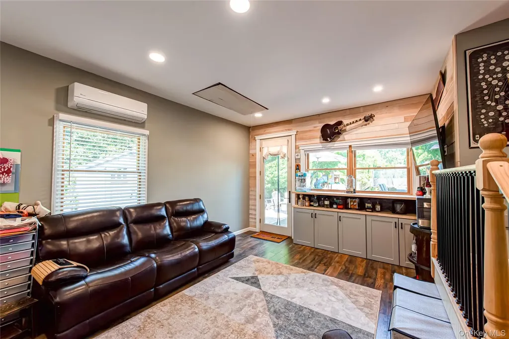 9 Donna Place East Islip NY 11730