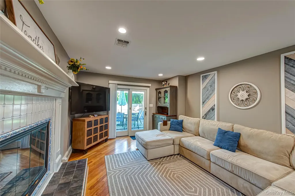 9 Donna Place East Islip NY 11730