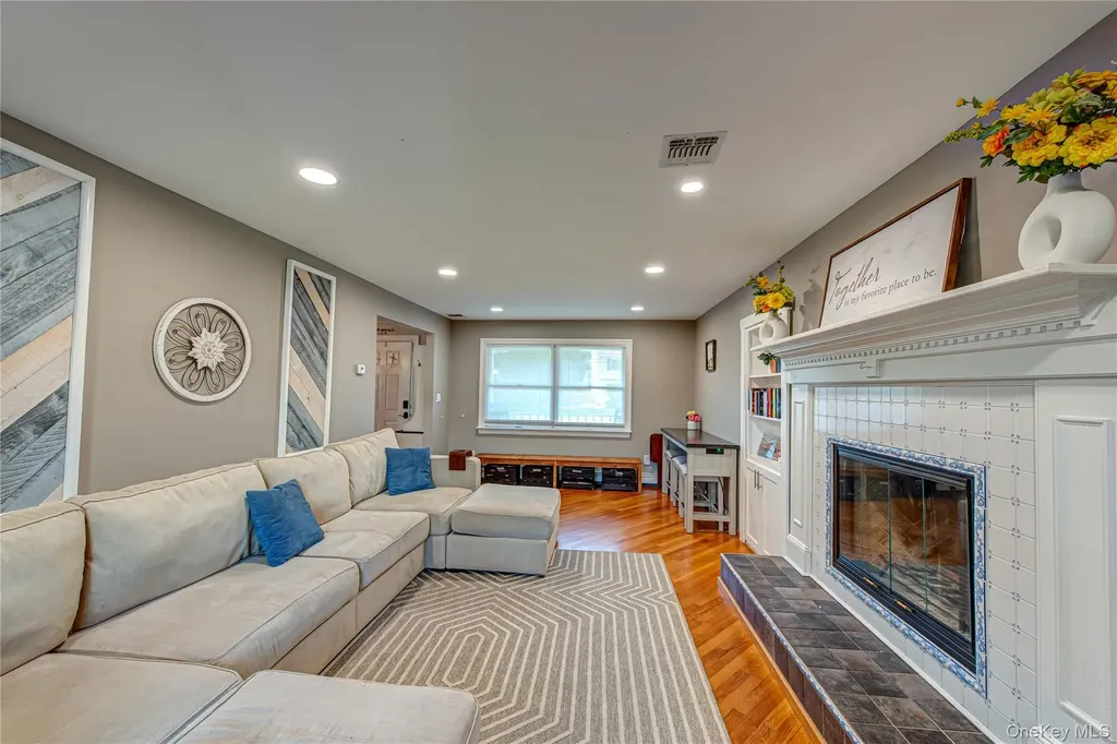 9 Donna Place East Islip NY 11730