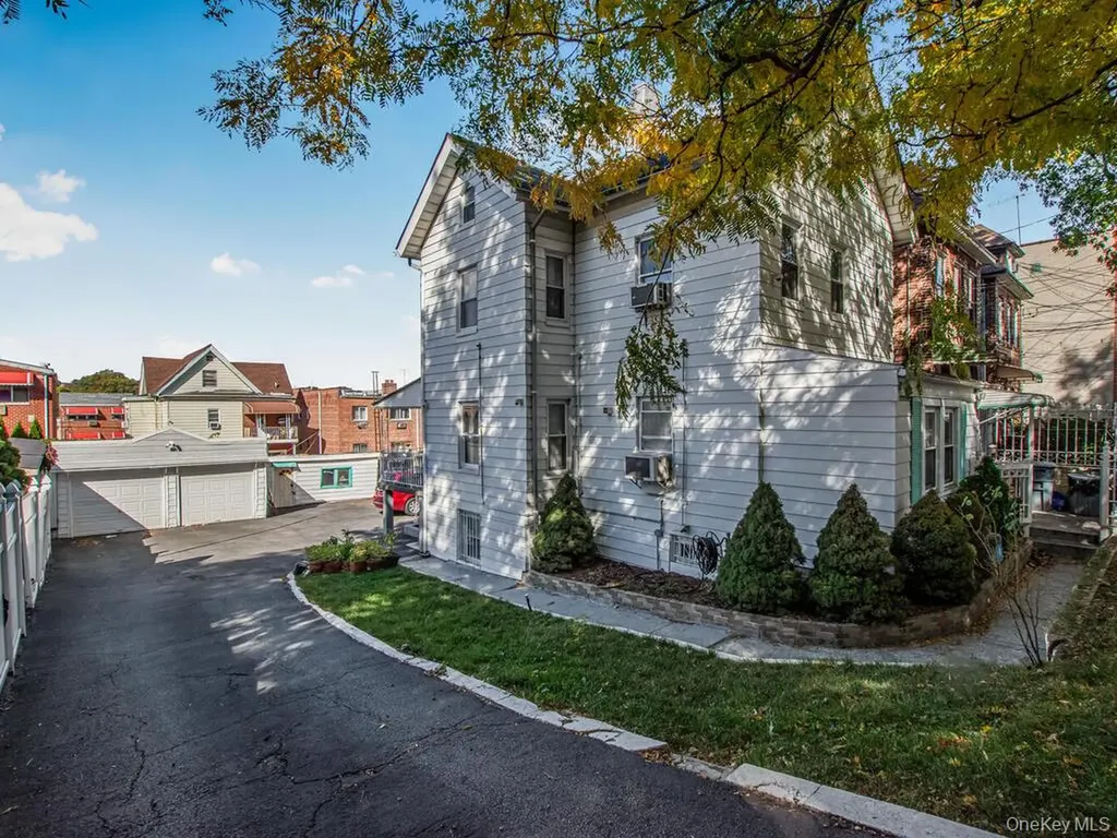 4613 Carpenter Avenue Bronx NY 10470