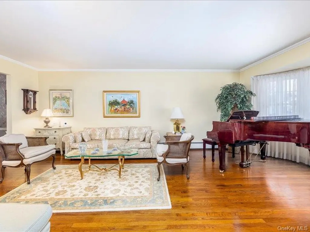16 Wright Road Rockville Centre NY 11570