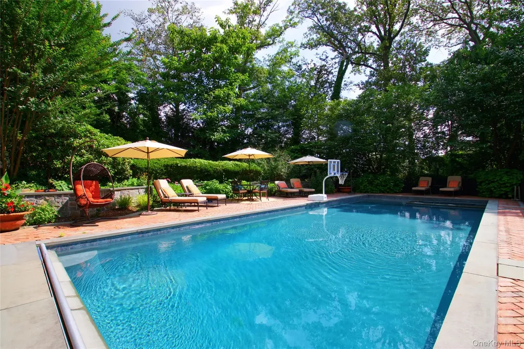 110 Birch Drive East Hills NY 11576