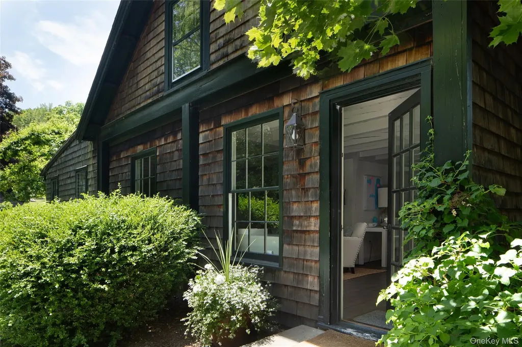 6-8 Old Killearn Road Millbrook NY 12545