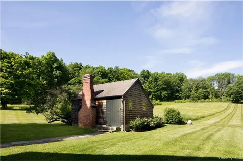 6-8 Old Killearn Road Millbrook NY 12545