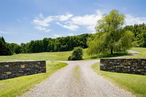 6-8 Old Killearn Road Millbrook NY 12545