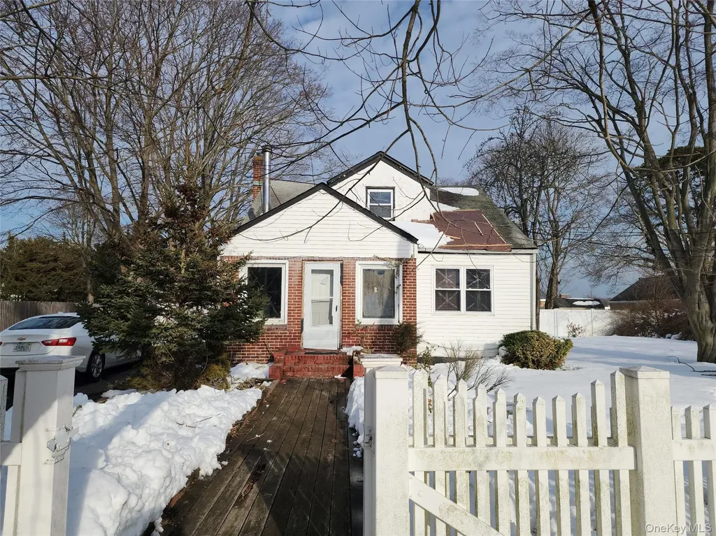 34 Pineview Boulevard Central Islip NY 11722