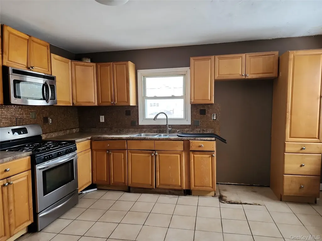 34 Pineview Boulevard Central Islip NY 11722
