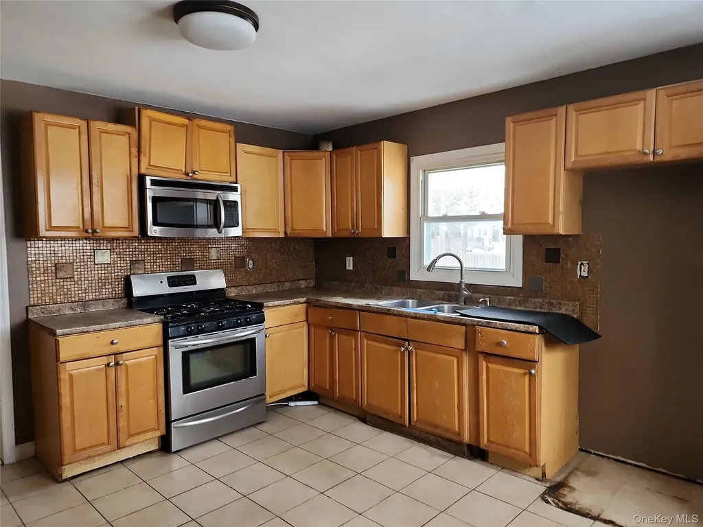 34 Pineview Boulevard Central Islip NY 11722