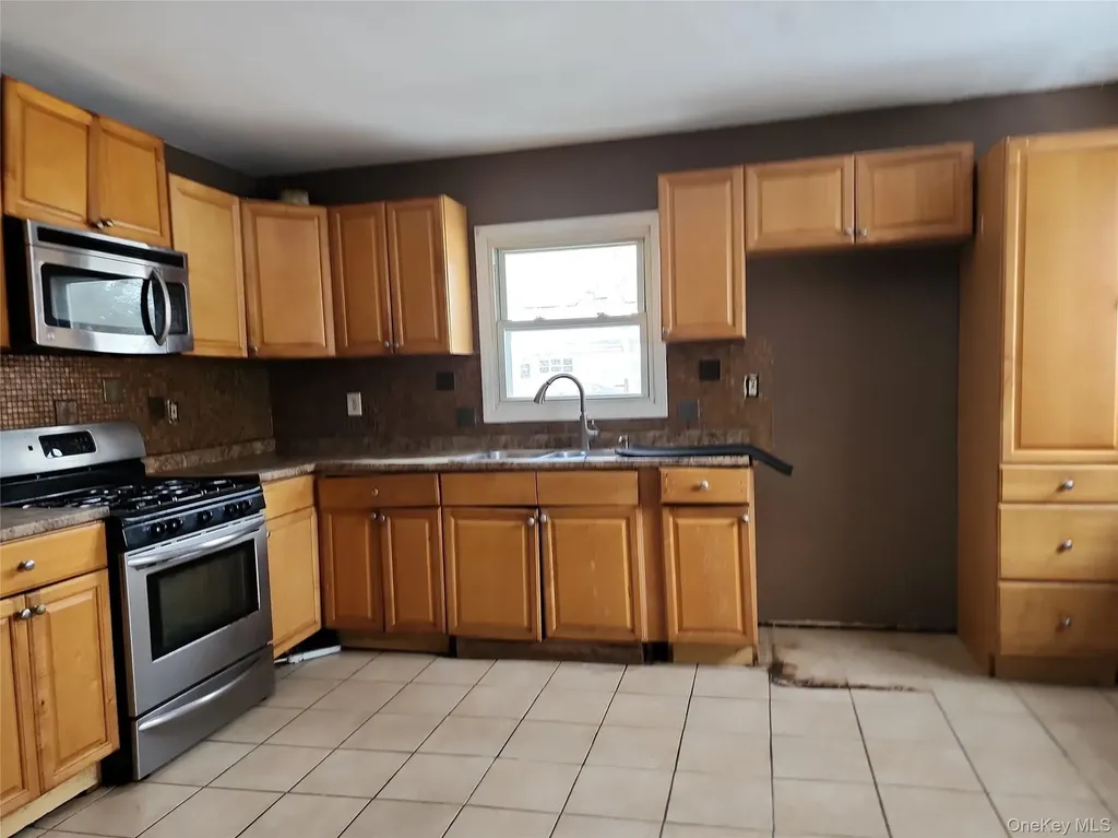 34 Pineview Boulevard Central Islip NY 11722
