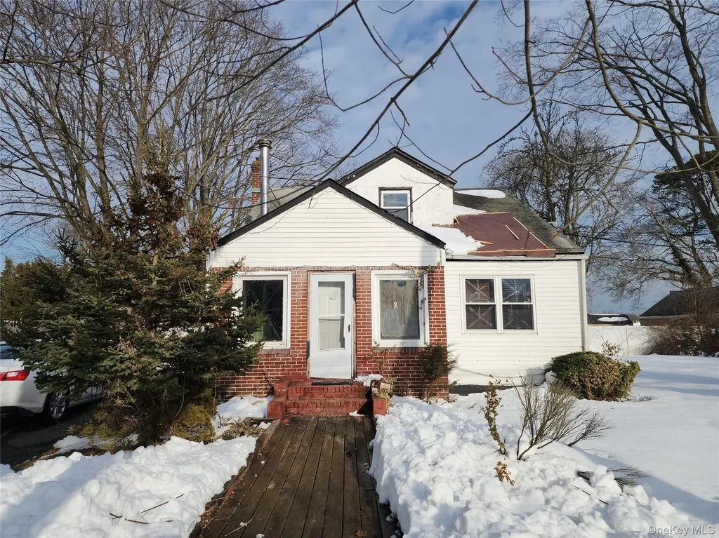 34 Pineview Boulevard Central Islip NY 11722