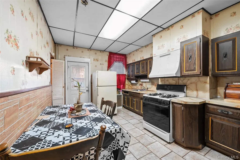 73-35 71st Place Glendale NY 11385