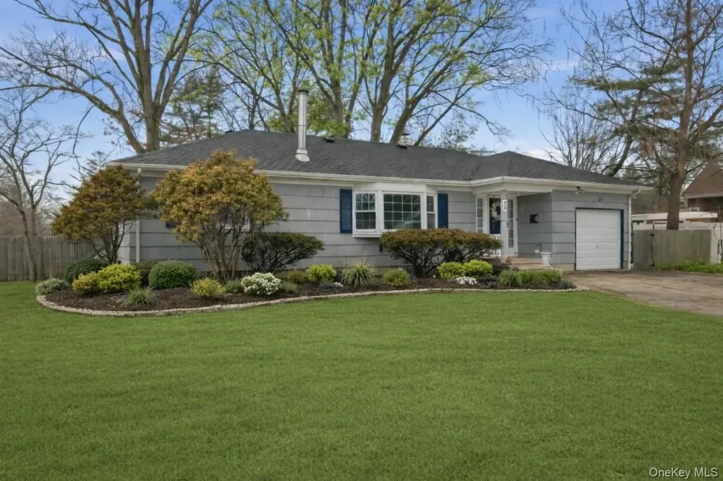 24 Stellenwerf Avenue East Islip NY 11730
