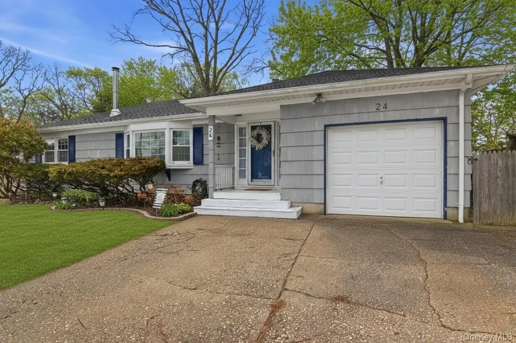 24 Stellenwerf Avenue East Islip NY 11730