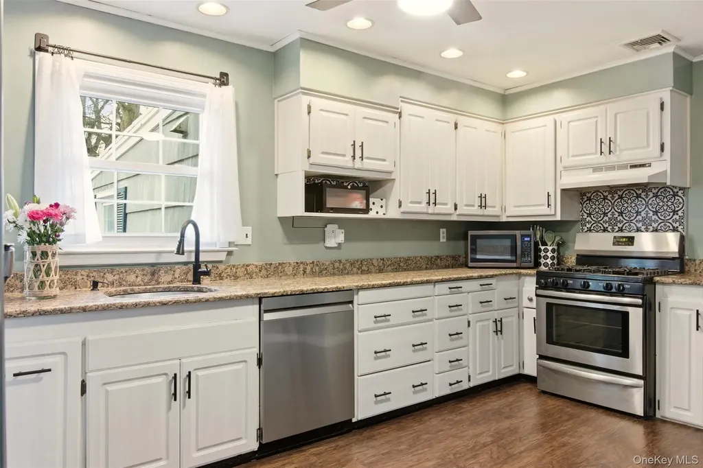 24 Stellenwerf Avenue East Islip NY 11730