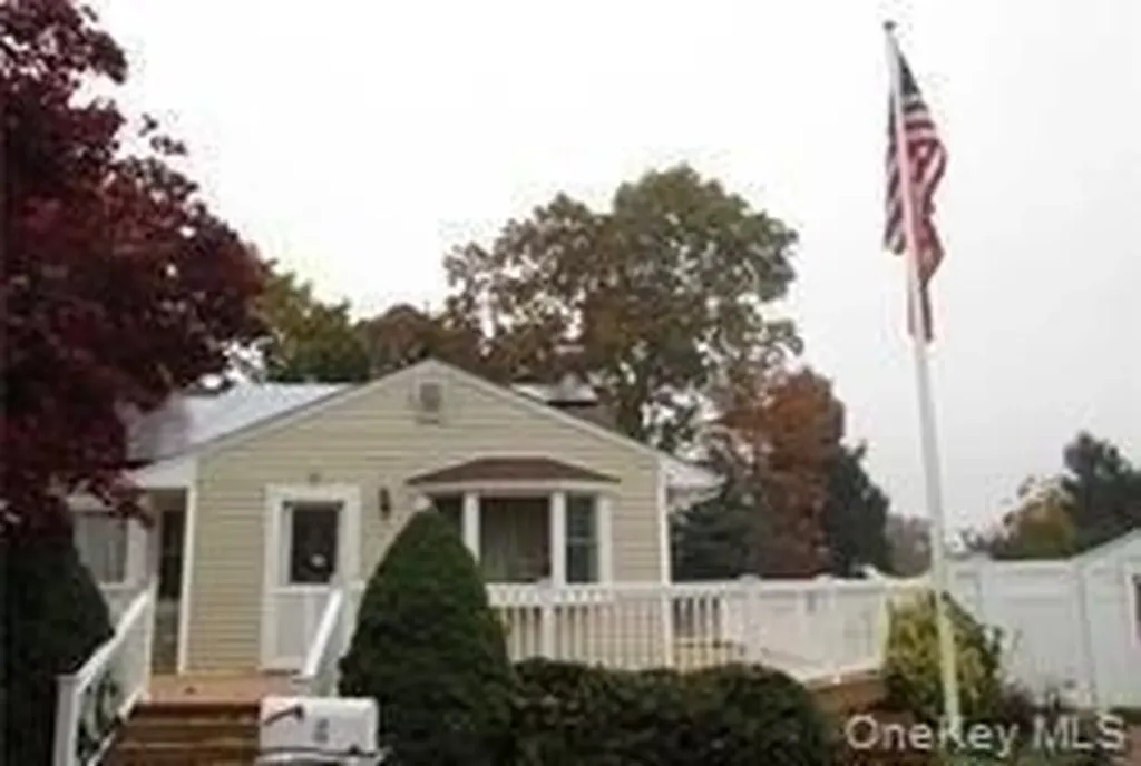 4 Thistle Lane Kings Park NY 11754