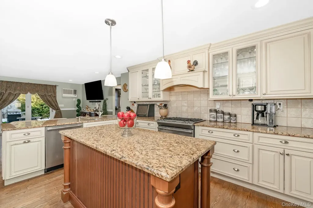 25 Old Mill Road Merrick NY 11566
