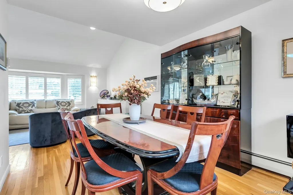 17 Meadowfield Glen Cove NY 11542