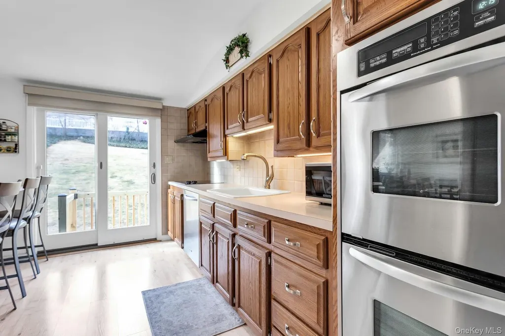 17 Meadowfield Glen Cove NY 11542