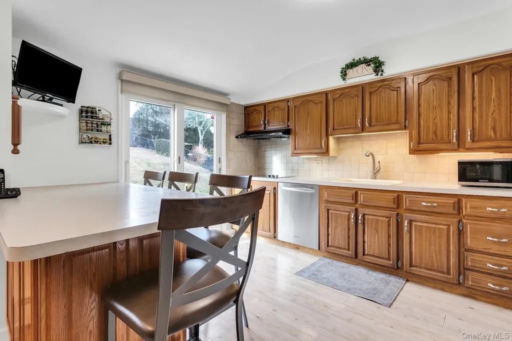 17 Meadowfield Glen Cove NY 11542