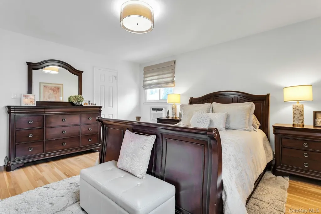 17 Meadowfield Glen Cove NY 11542