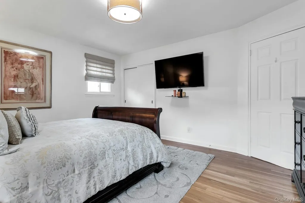 17 Meadowfield Glen Cove NY 11542