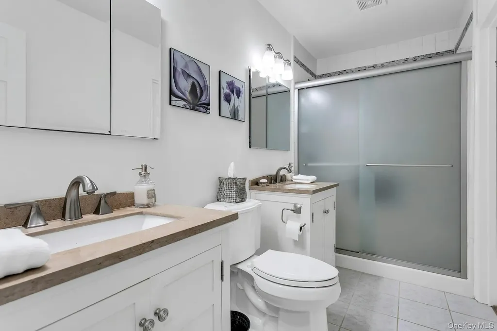17 Meadowfield Glen Cove NY 11542