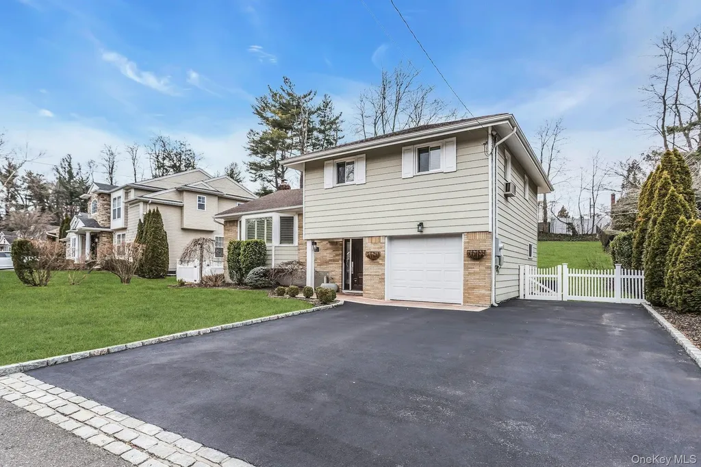 17 Meadowfield Glen Cove NY 11542