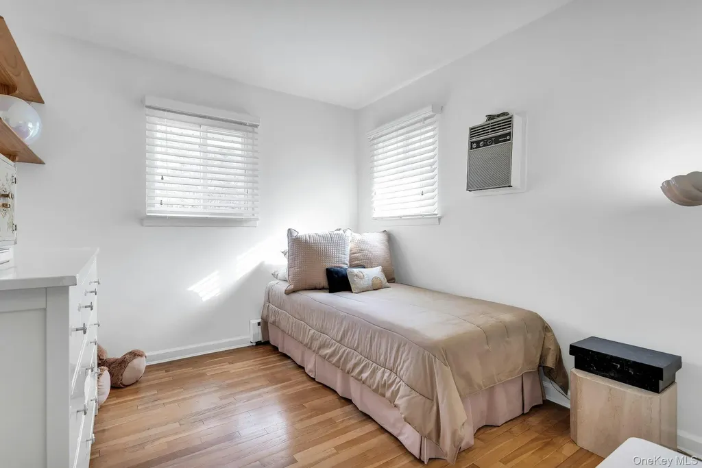17 Meadowfield Glen Cove NY 11542