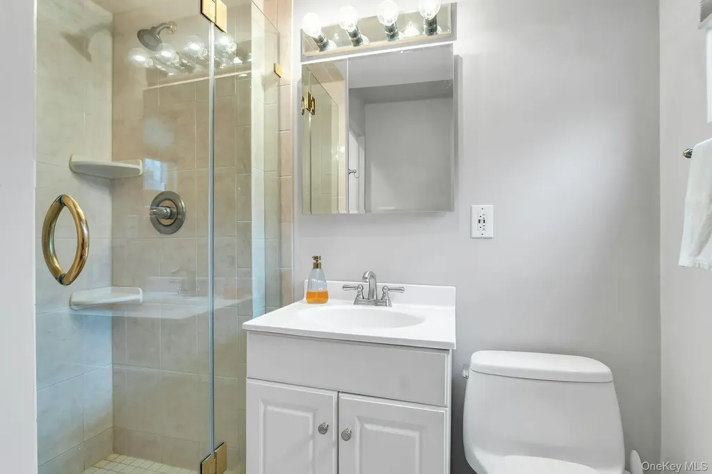 17 Meadowfield Glen Cove NY 11542