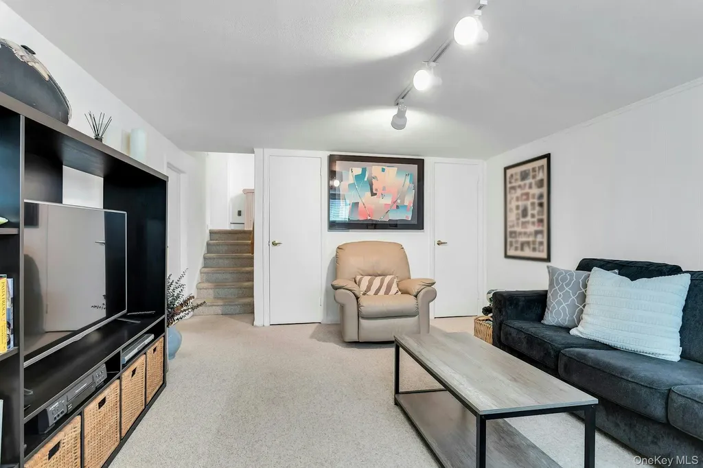 17 Meadowfield Glen Cove NY 11542