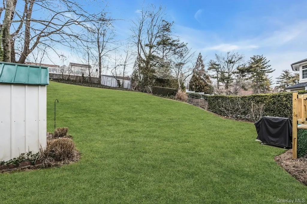17 Meadowfield Glen Cove NY 11542